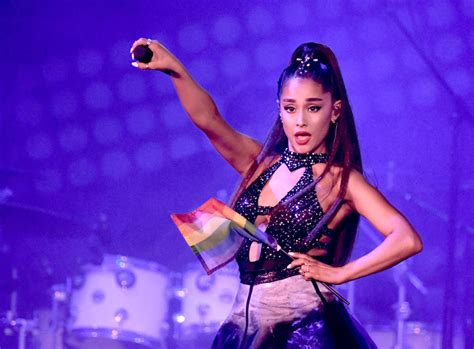 Ariana Grande poses in nothing but body paint to promote new。